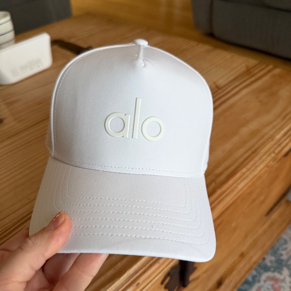 ALO Yoga White Cap - Picture 2 of 6